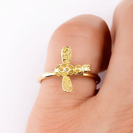 Bee ring in 18K yellow gold, inspired by the Fairmont Hotel rooftop beehive, handmade in San Francisco by Cup and Belle